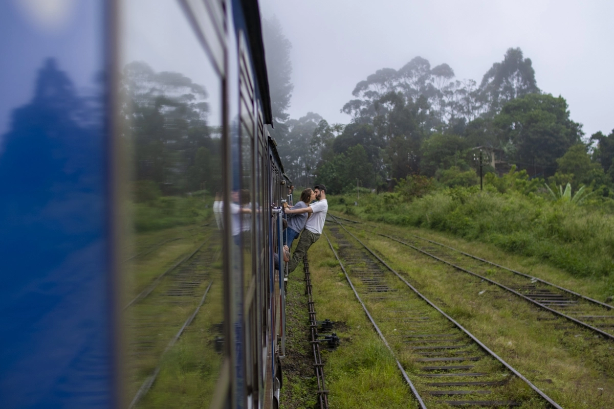 스리랑카 완행열차는 객차 밖으로 몸을 내밀어 인생샷을 찍을 수 있다.