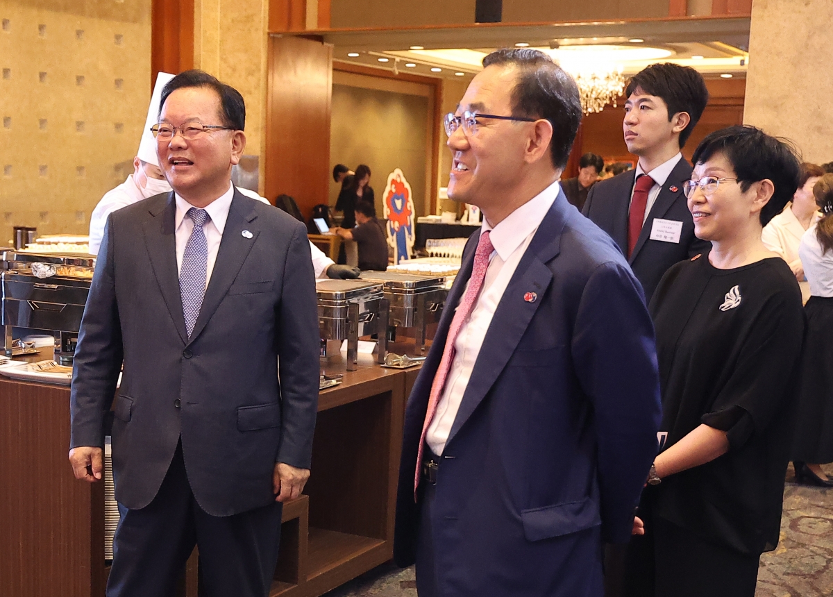 대화 나누는 김부겸 전 국무총리와 주호영 국회부의장