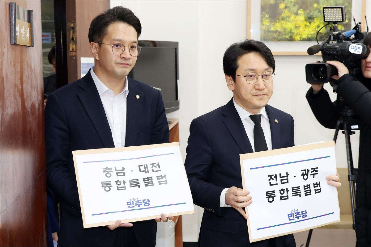 더불어민주당 천준호 원내 운영 수석부대표(오른쪽)와 전용기 원내 소통 수석부대표가 30일 국회 의안과에 충남대전통합특별법안과 전남광주통합특별법안을 제출하고 있다. 공동취재