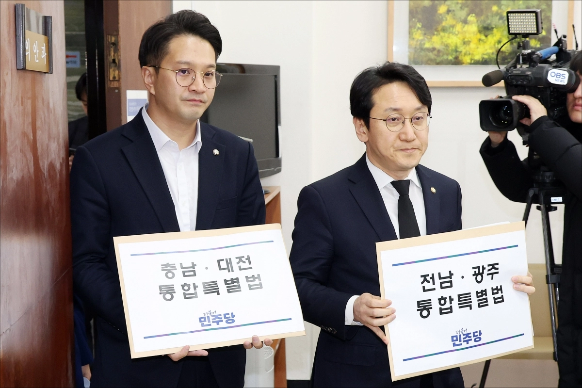 더불어민주당 천준호 원내 운영 수석부대표(오른쪽)와 전용기 원내 소통 수석부대표가 30일 국회 의안과에 충남대전통합특별법안과 전남광주통합특별법안을 제출하고 있다. 공동취재