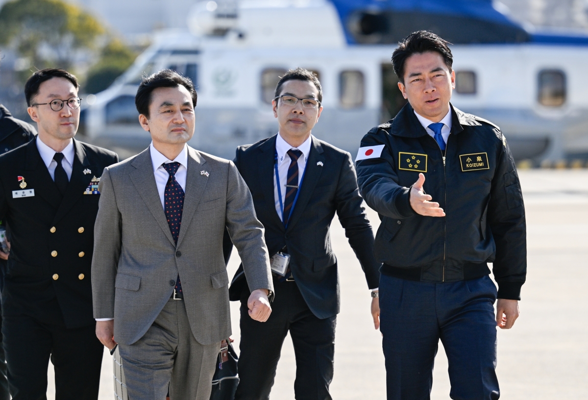 안규백(왼쪽) 국방부 장관이 30일 일본 해상자위대 요코스카총감부에서 고이즈미 신지로 일본 방위대신의 안내를 받아 이동하고 있다. 국방부 제공