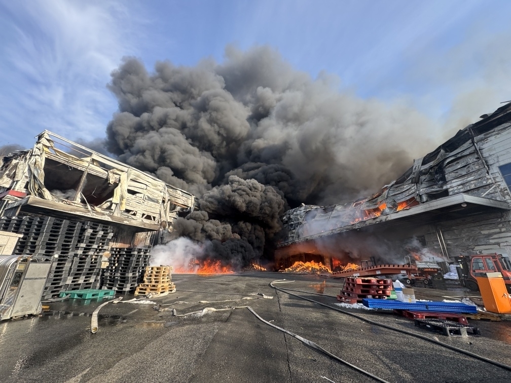 소방청은 30일 오후 2시 56분쯤 충북 음성군 맹동면의 생활용품 생산 공장에서 원인을 알 수 없는 불이 나 대응 2단계를 발령했다고 밝혔다. 소방청 제공