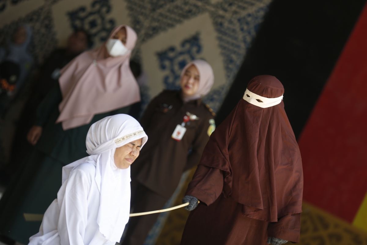 29일 인도네시아 아체주의 한 공원에서 한 여성에 대한 태형이 집행돼 여성이 무릎을 꿇고 앉은 채 채찍을 맞고 있다. 2026.1.29 아체 AFP 연합뉴스