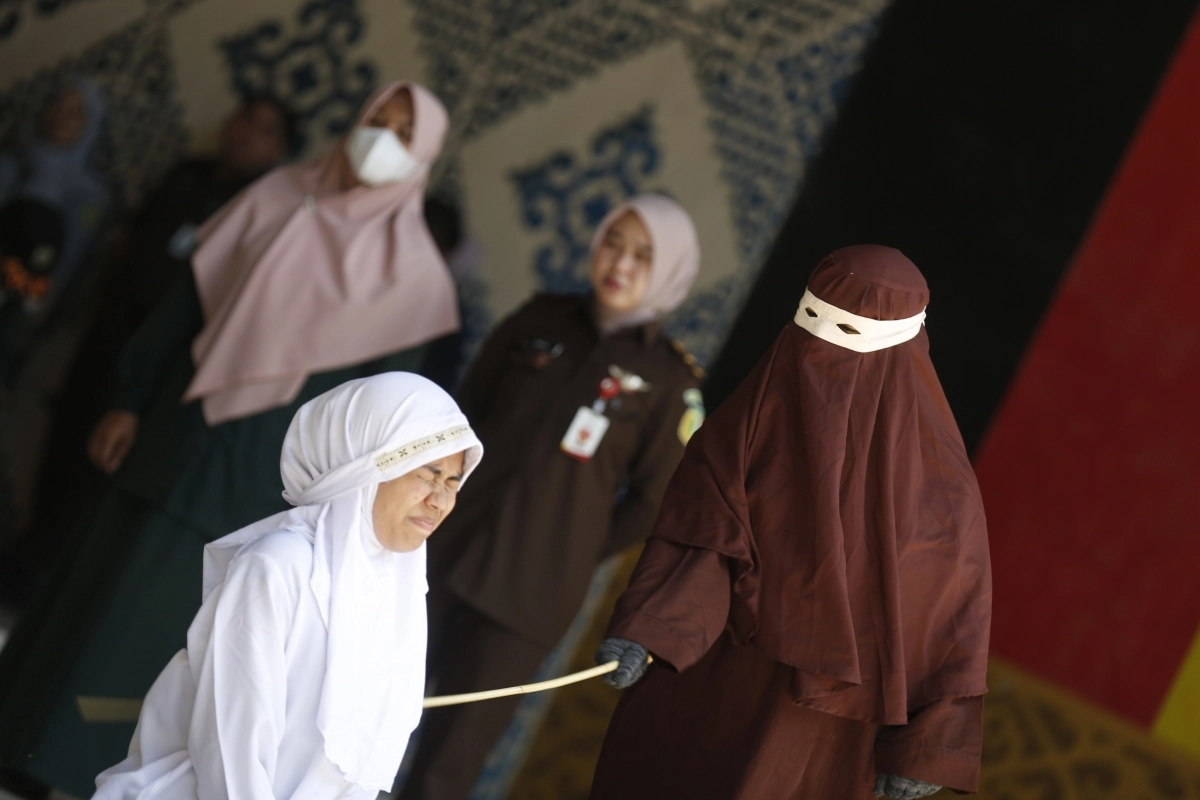 29일 인도네시아 아체주의 한 공원에서 한 여성에 대한 태형이 집행돼 여성이 무릎을 꿇고 앉은 채 채찍을 맞고 있다. 2026.1.29 아체 AFP 연합뉴스
