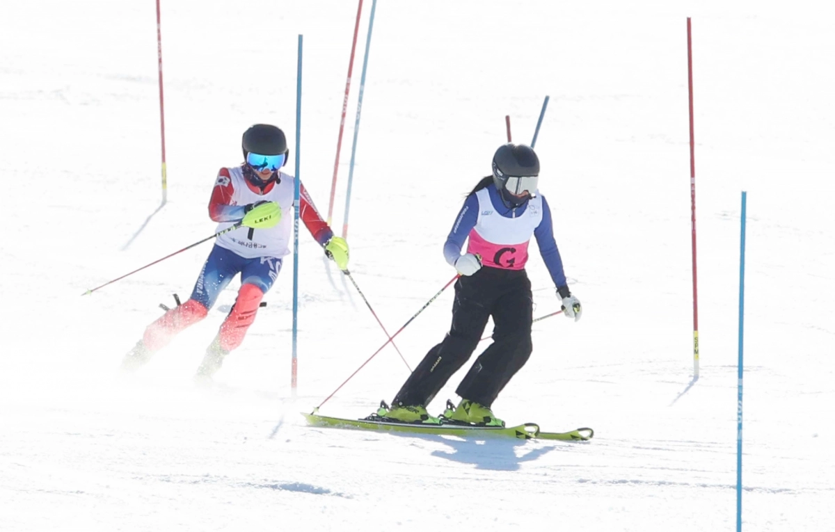 제22회 전국장애인동계체육대회 우수파트너상을 수상한 서울 알파인스키 어은미(앞) 가이드와 최사라. 2026.1.30 대한장애인체육회 제공