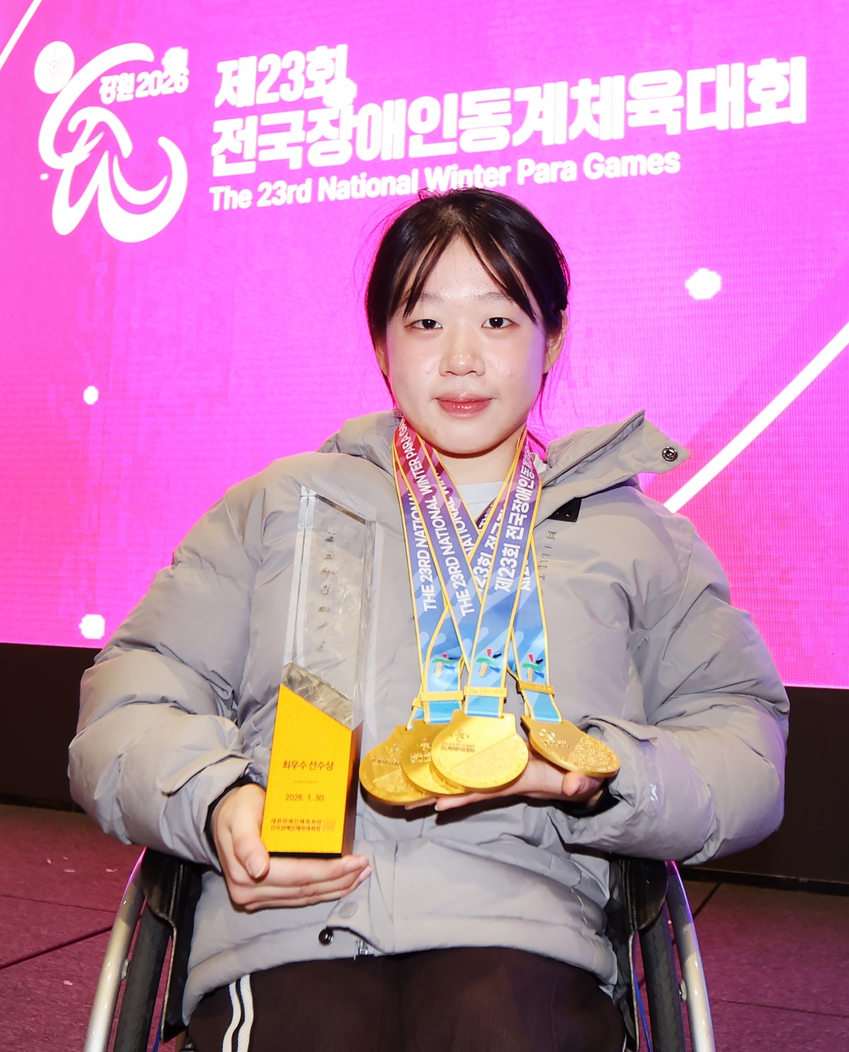 김윤지가 30일 강원 강릉시 신라 모노그램 호텔에서 열린 제23회 전국장애인동계체육대회 폐회식에서 금메달과 MVP 트로피를 들고 기념사진을 찍고 있다. 2026.1.30 대한장애인체육회 제공