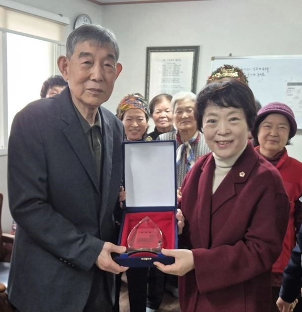 신동원 서울시의원이 월계흥화브라운아파트 입주자대표회의와 경로당 회원 일동으로부터 감사패를 전달받고 있다.