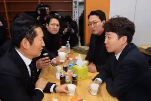 이해찬 빈소 찾은 이준석…“민주화 과정서 역할” 애도