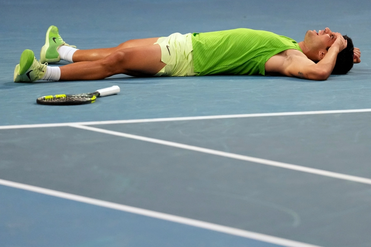 카를로스 알카라스가 30일 호주 멜버른 로드 레이버 아레나에서 열린 호주오픈 준결승에서 5시간 27분의 혈전 끝에 승리를 거둔 후 자리에 누워 감격에 젖어 있다. 2026.1.30 멜버른 AP 연합뉴스