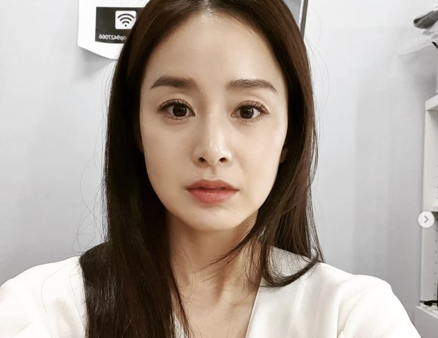 배우 김태희가 친언니에게 증여한 아파트가 국민건강보험공단에 압류됐다가 해제된 사실이 알려졌다. 김태희 인스타그램 캡처