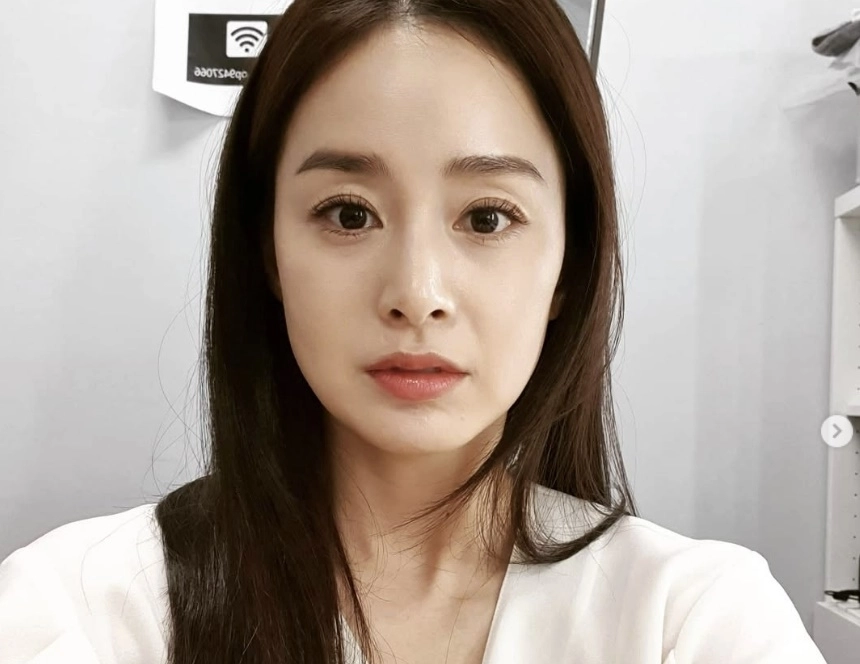 배우 김태희가 친언니에게 증여한 아파트가 국민건강보험공단에 압류됐다가 해제된 사실이 알려졌다. 김태희 인스타그램 캡처