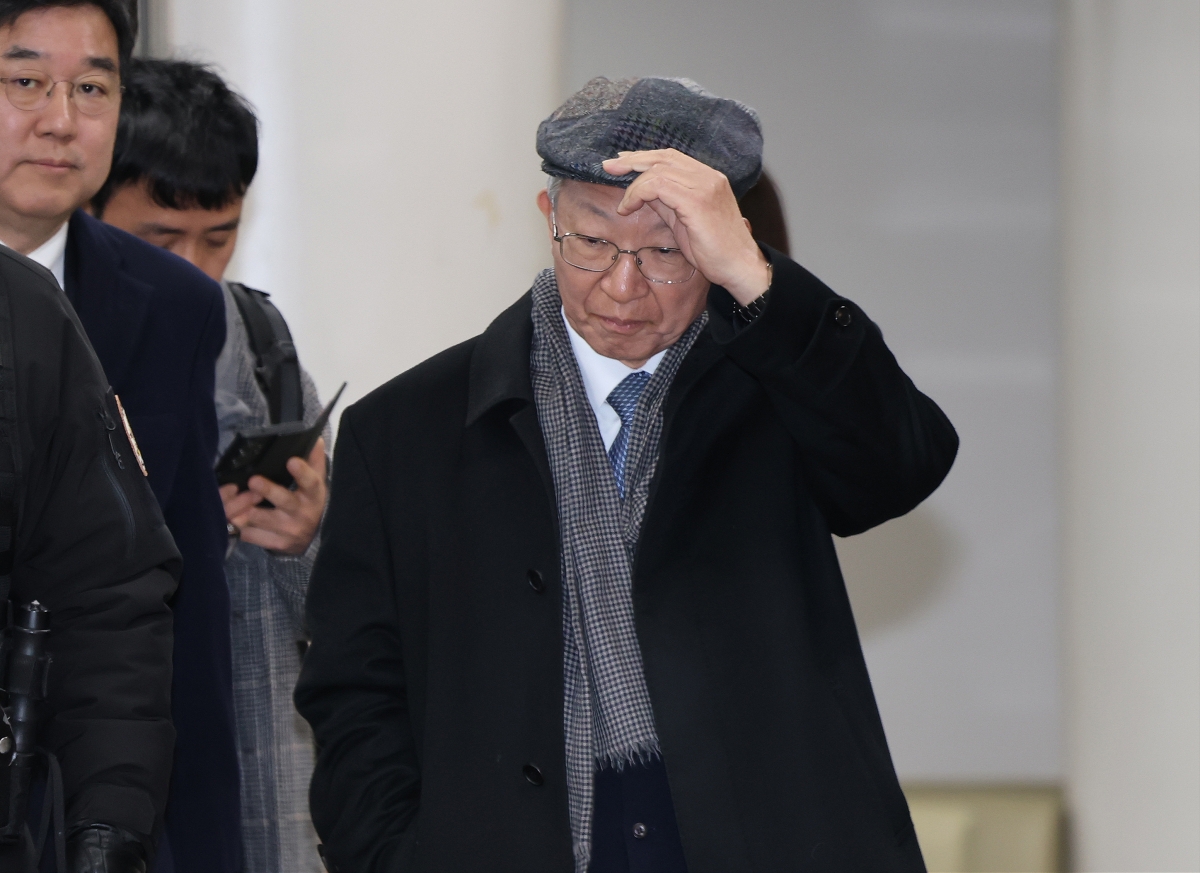 양승태 전 대법원장이 30일 서울 서초구 서울고등법원에서 열린 ‘사법농단 혐의’ 2심 선고 공판에서 징역 6개월에 집행유예 1년을 선고 받은 후 법원 청사를 나서고 있다. 2026.1.30 [공동취재]