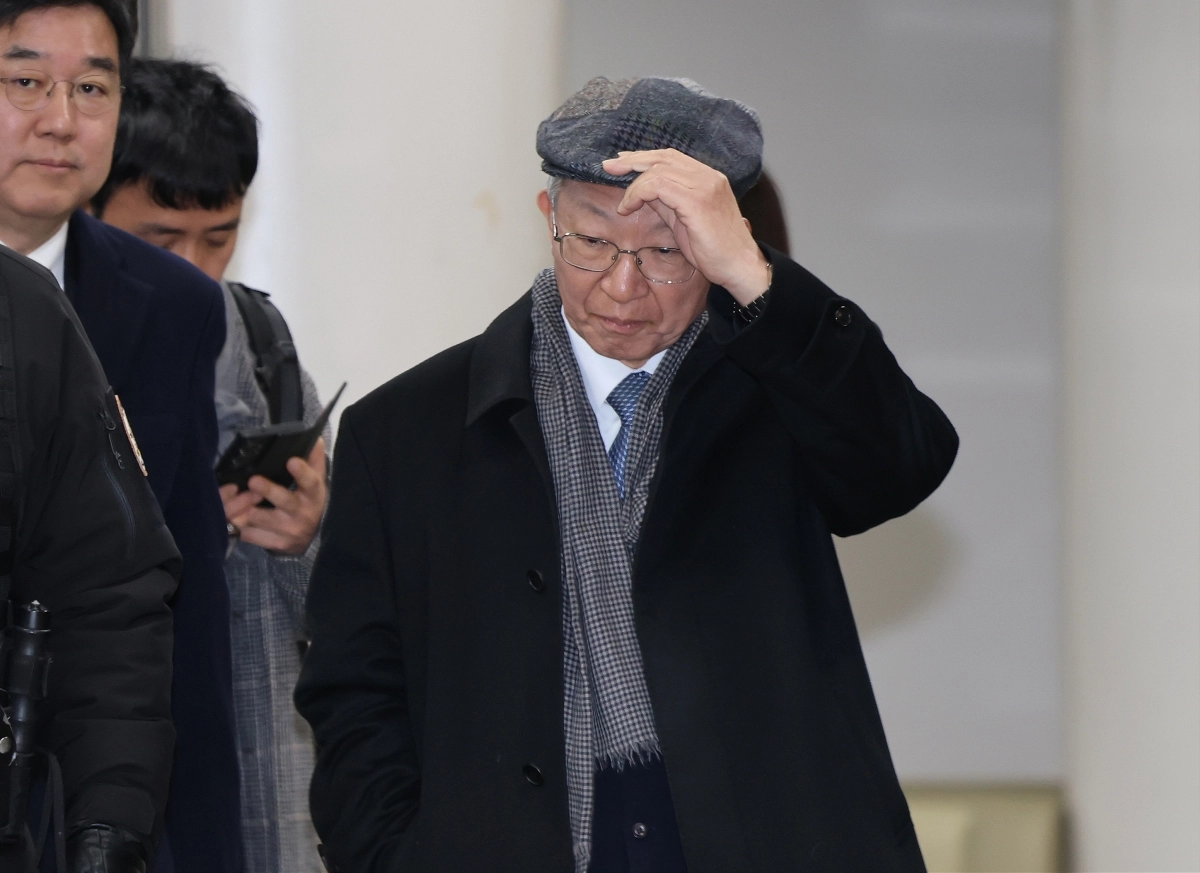 양승태 전 대법원장이 30일 서울 서초구 서울고등법원에서 열린 ‘사법농단 혐의’ 2심 선고 공판에서 징역 6개월에 집행유예 1년을 선고 받은 후 법원 청사를 나서고 있다. 2026.1.30 [공동취재]