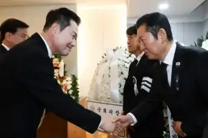 [포토] 이해찬 전 총리 빈소, 악수하는 정청래-장동혁