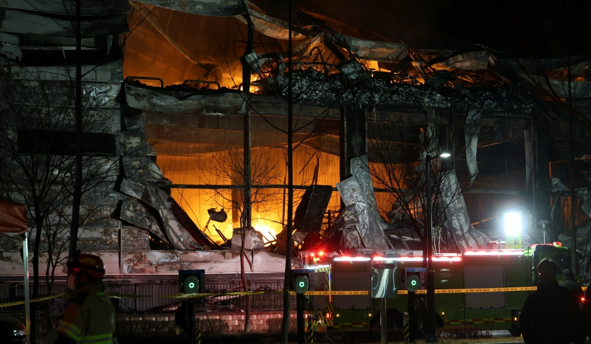 30일 충북 음성의 한 공장 화재 현장에서 직원 2명이 실종돼 소방당국이 큰 불길을 잡은 뒤 수색 중이다. 이날 오후 2시 55분쯤 충북 음성군 맹동면의 한 생활용품 제조공장에서 불이 나 직원 81명이 대피했으나, 20대 네팔 국적 직원과 50대 카자흐스탄 국적 직원의 소재가 파악되지 않았다. 사진은 화재가 난 공장 모습. 2026.1.30 연합뉴스