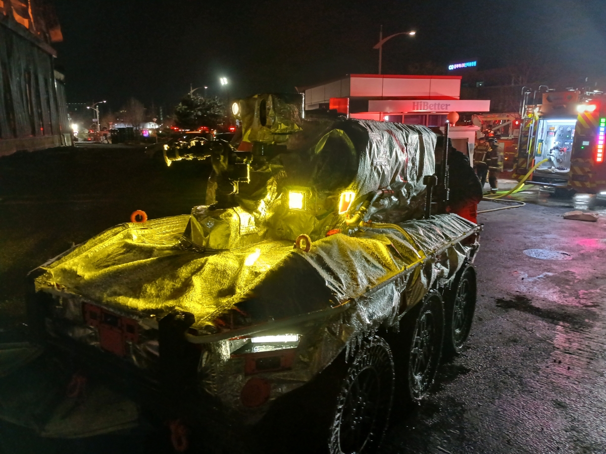 30일 오후 충북 음성에서 발생한 생활용품 제조공장 화재 현장에 ‘무인 소방로봇’이 처음으로 투입돼 진화 작업을 벌이고 있다. 2026.1.30 연합뉴스