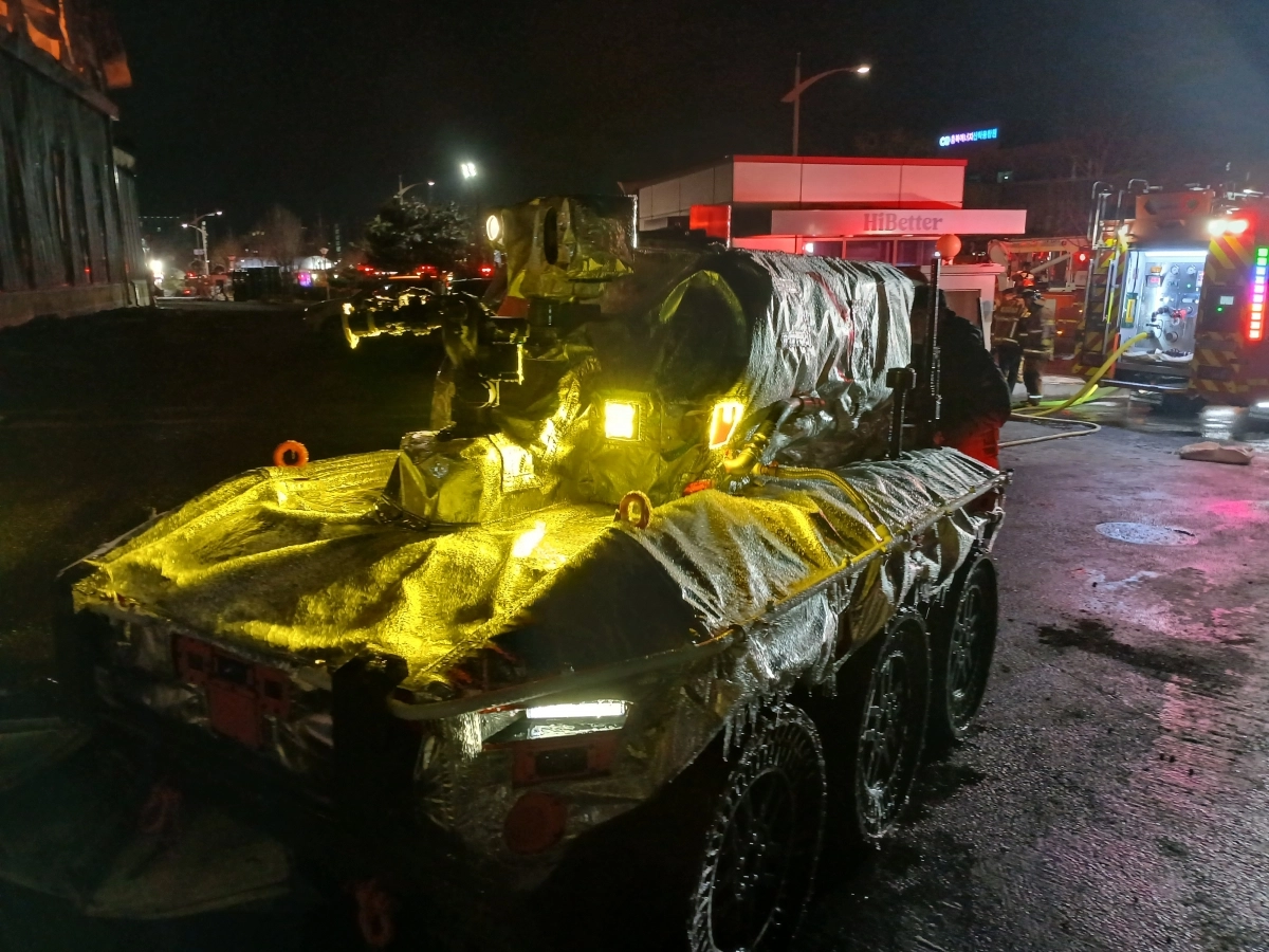 30일 오후 충북 음성에서 발생한 생활용품 제조공장 화재 현장에 ‘무인 소방로봇’이 처음으로 투입돼 진화 작업을 벌이고 있다. 2026.1.30 연합뉴스