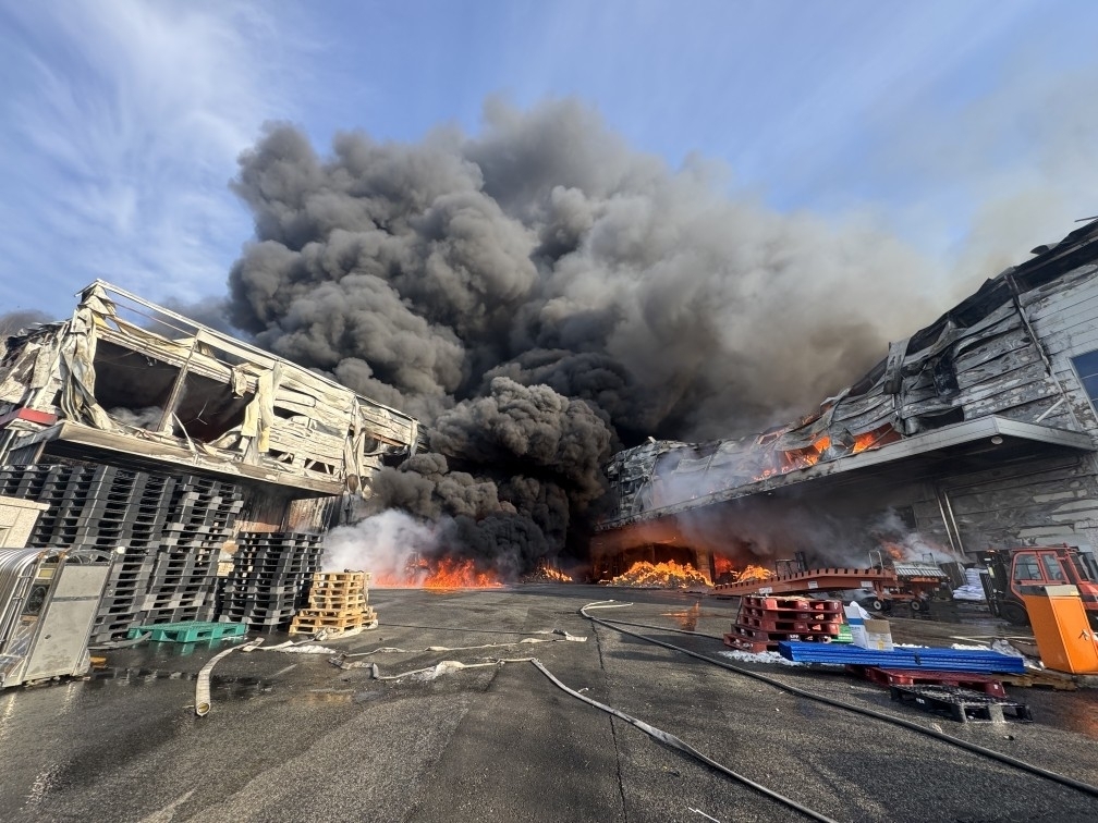 30일 오후 2시 55분쯤 충북 음성군 맹동면의 한 생활용품 제조 공장에서 원인을 알 수 없는 불이 나 인근 공장으로까지 번지고 있다. 화재 직후 이 공장에서 일하던 직원 83명 중 81명은 대피했으나, 네팔 국적 20대 직원과 카자흐스탄 국적 50대 직원은 연락이 닿지 않았다. 사진은 화재 현장 모습. 2026.1.30 소방청 제공
