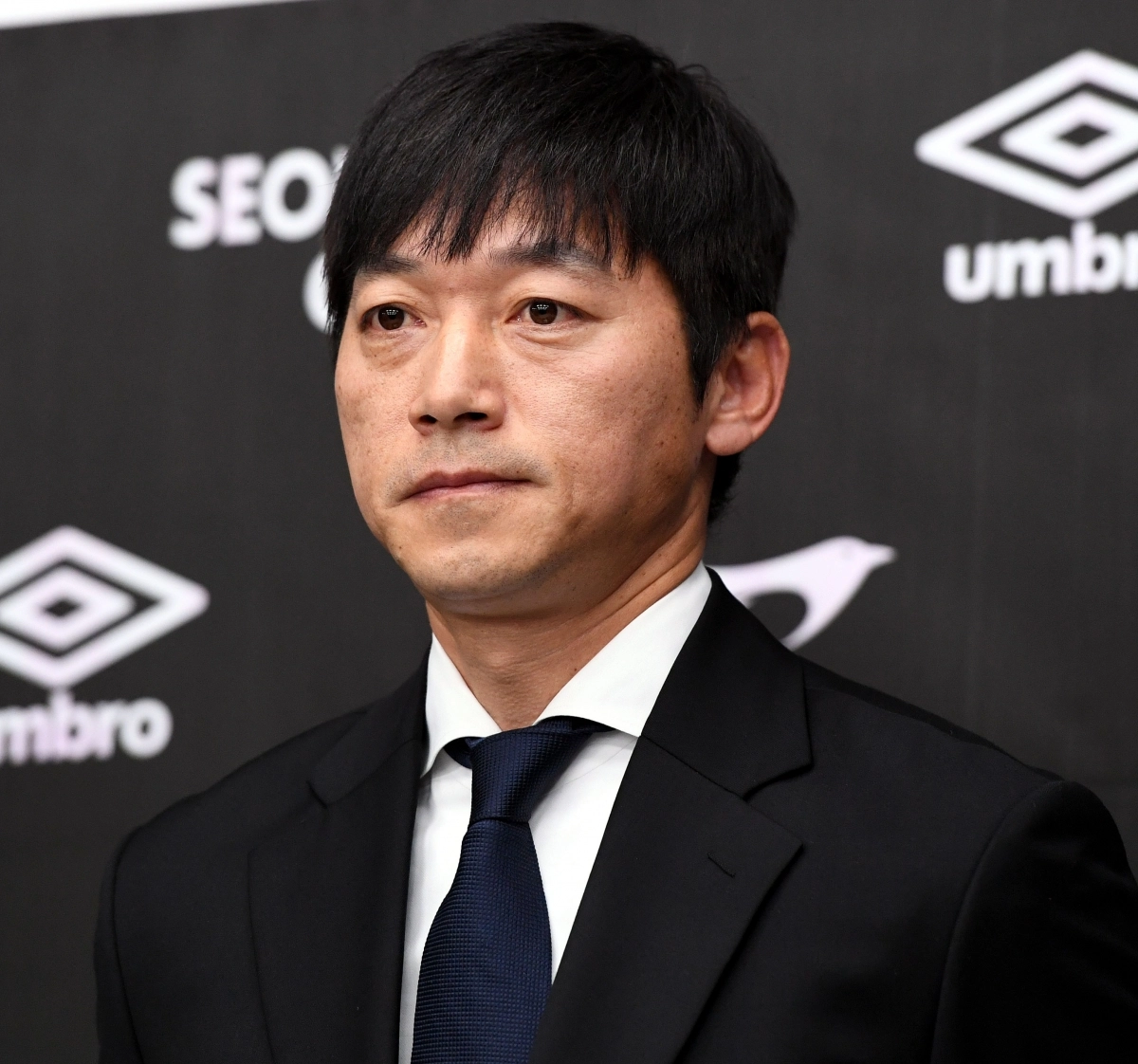 성남FC의 감독으로 선임된 김남일 감독이 2019년 12월 26일 경기도 성남시 탄천종합운동장의 기자회견장에서 진행된 취임 기자회견에 참석해 포즈를 취하고있다. 스포츠서울