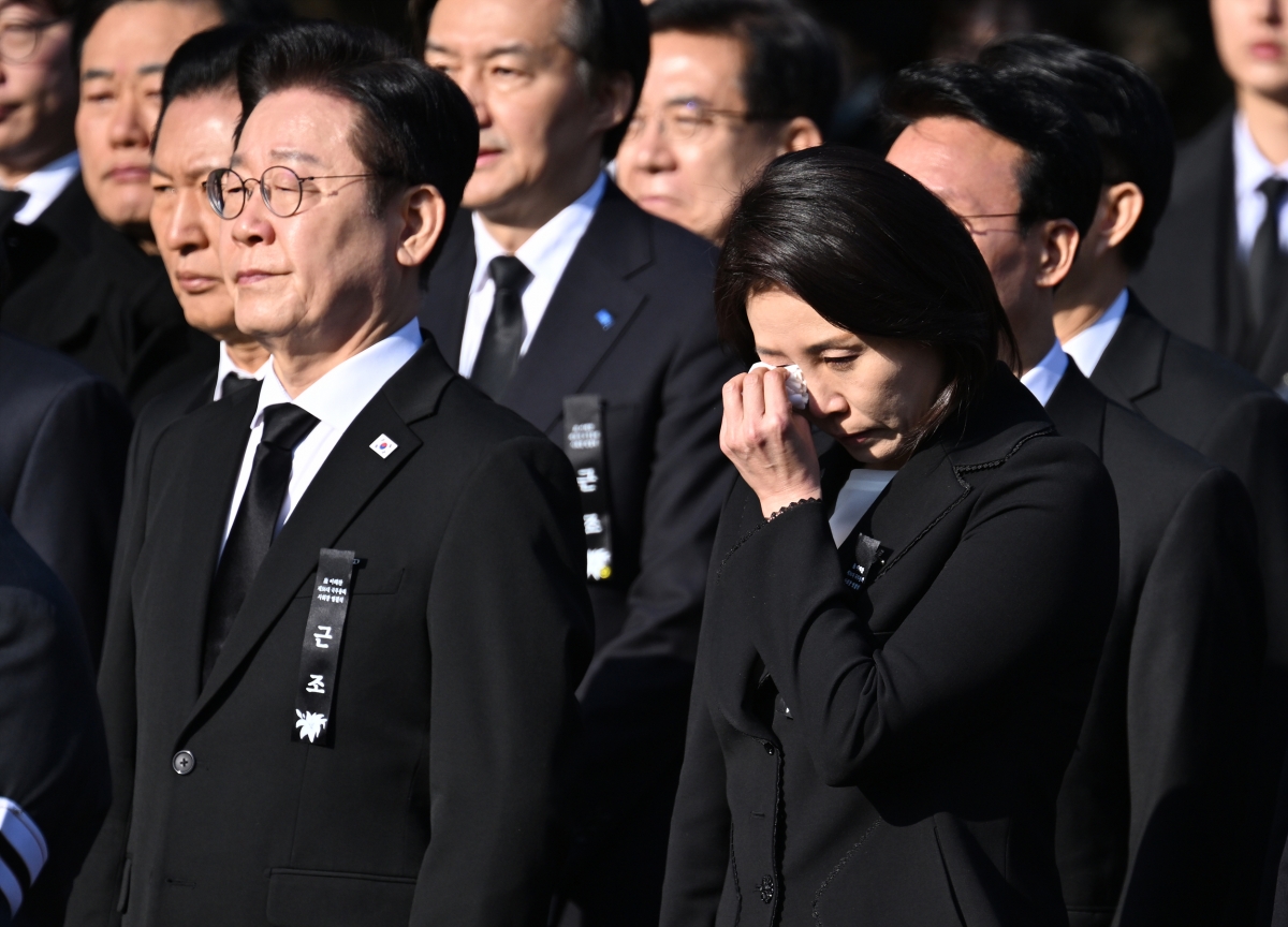 눈물 닦는 김혜경 여사
