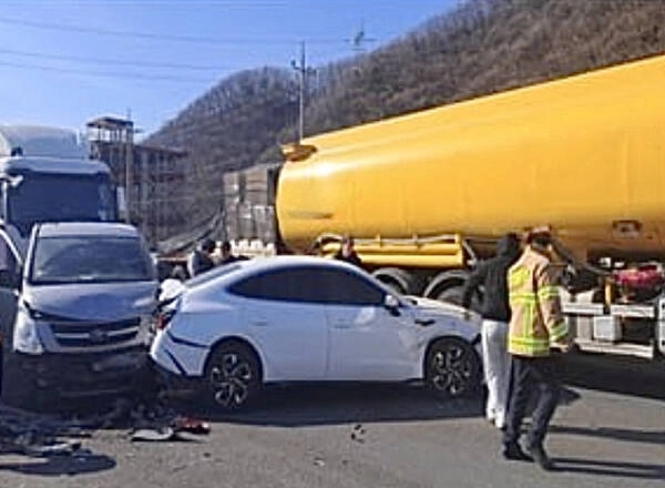 7중 추돌로 4명의 사상자가 난 용인 처인구 양지면 사고 현장(경기도소방재난본부 제공)