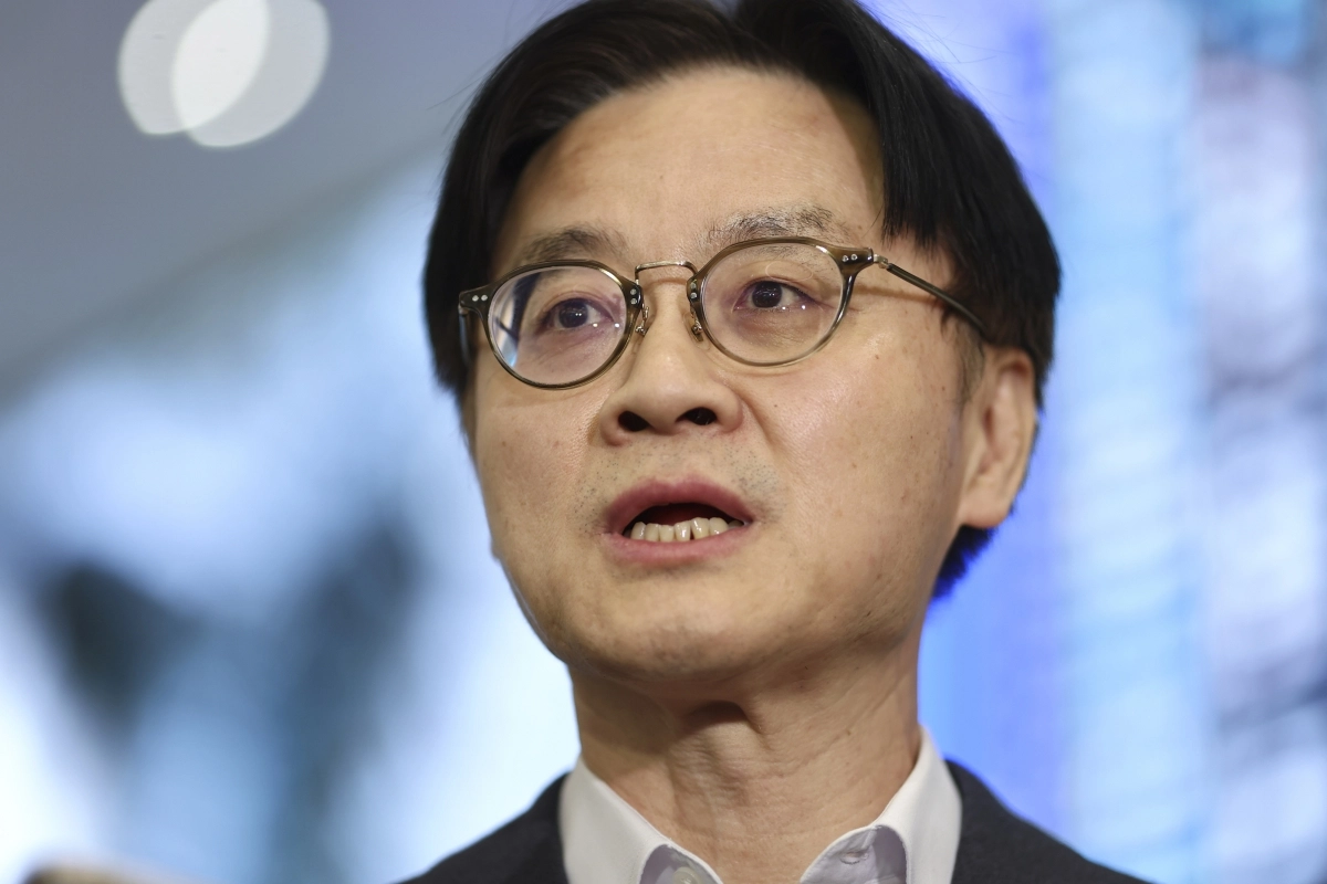 도널드 트럼프 미국 대통령의 대 한국 관세 재인상 위협에 대응하기 위해 미국을 방문한 김정관 산업통상부 장관이 31일 인천공항 터미널2을 통해 귀국 후 취재진 질문에 답하고 있다. 연합뉴스