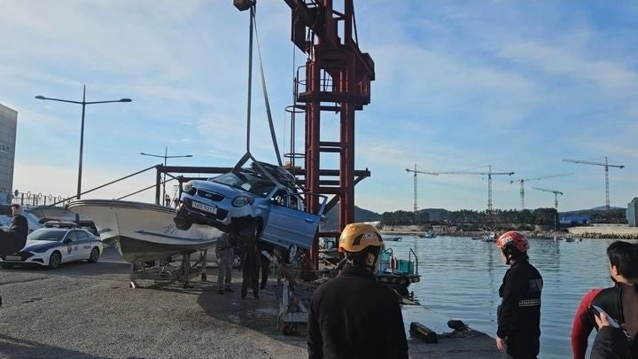 울산해양경찰서는 31일 오전 8시 56분쯤 부산 기장군 이동항에서 승용차가 바다에 빠졌다는 신고를 받고 현장에 출동, 운전자인 40대 남성을 구조했다고 밝혔다. 2026.1.31 울산해경 제공