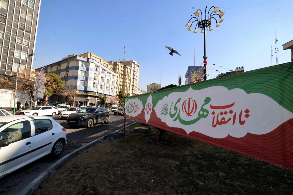 이란의 이슬람 혁명 47주년 기념일을 앞둔 31일(현지시간) 수도 테헤란의 한 회전교차로에 이란 국기 색깔의 현수막이 걸려 있다. 사진은 기사 내용과 무관함. 2026.1.31 AFP 연합뉴스