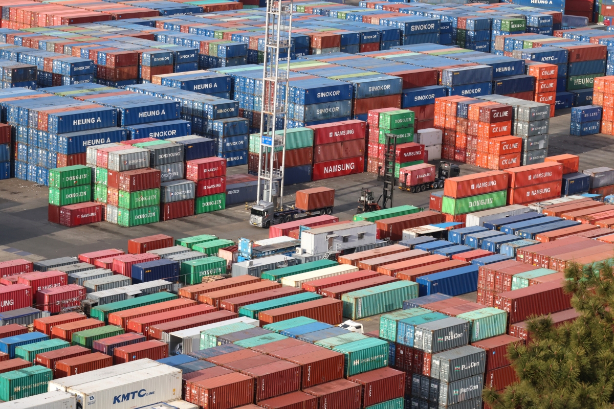 28일 부산항 신선대부두에 컨테이너가 가득 쌓여 있는 모습. 2026.1.28 연합뉴스