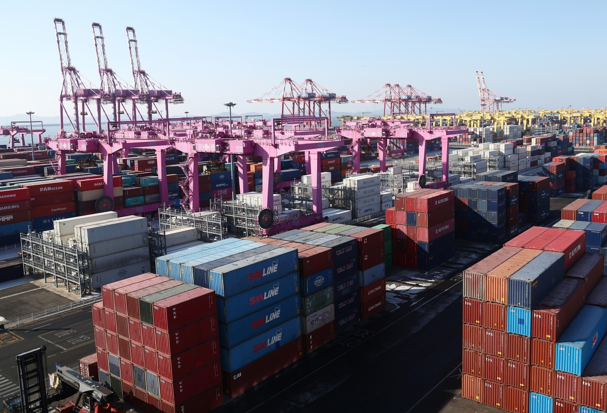 사진은 1일 인천신항 컨테이너 터미널에 수출입 컨테이너가 쌓여 있는 모습. 뉴스1