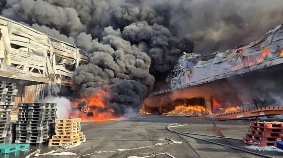 지난 30일 오후 충북 음성군에서 발생한 생활용품 공장 화재 현장. 충북도소방본부 제공