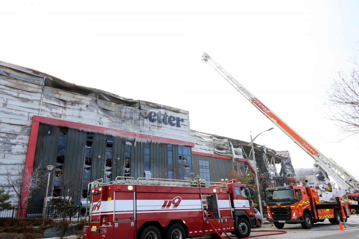 불에 모두 탄 음성 생활용품 제조공장. 연합뉴스
