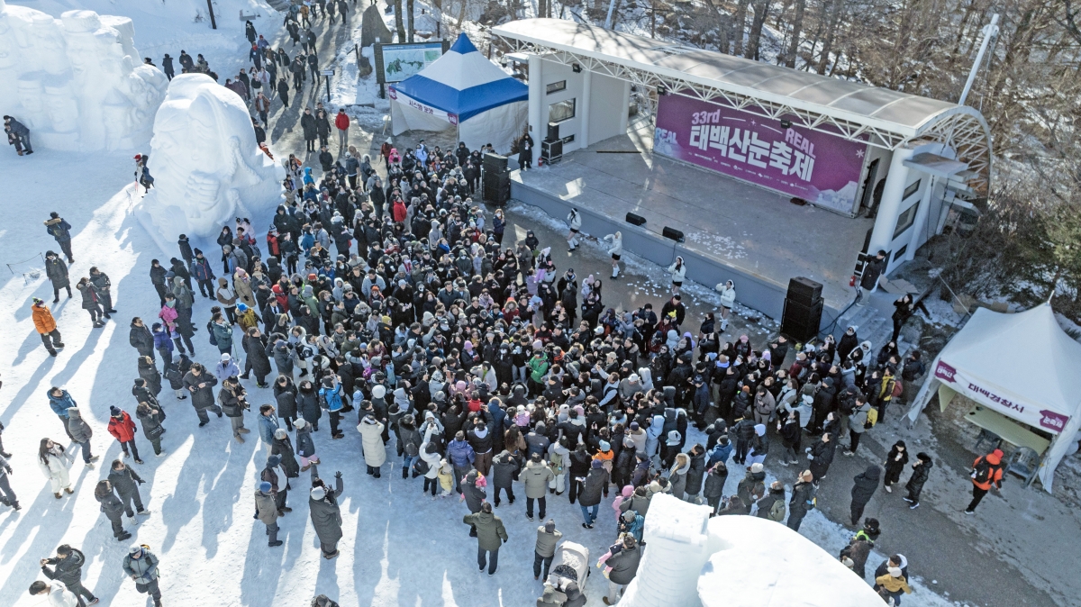 31일 강원 강원 태백시 태백산국립공원 당골광장 일대에서 ‘태백산 눈축제’가 개막했다. 관광객이 대형 눈조각을 관람하고 있다.  2026.1.31 태백시 제공