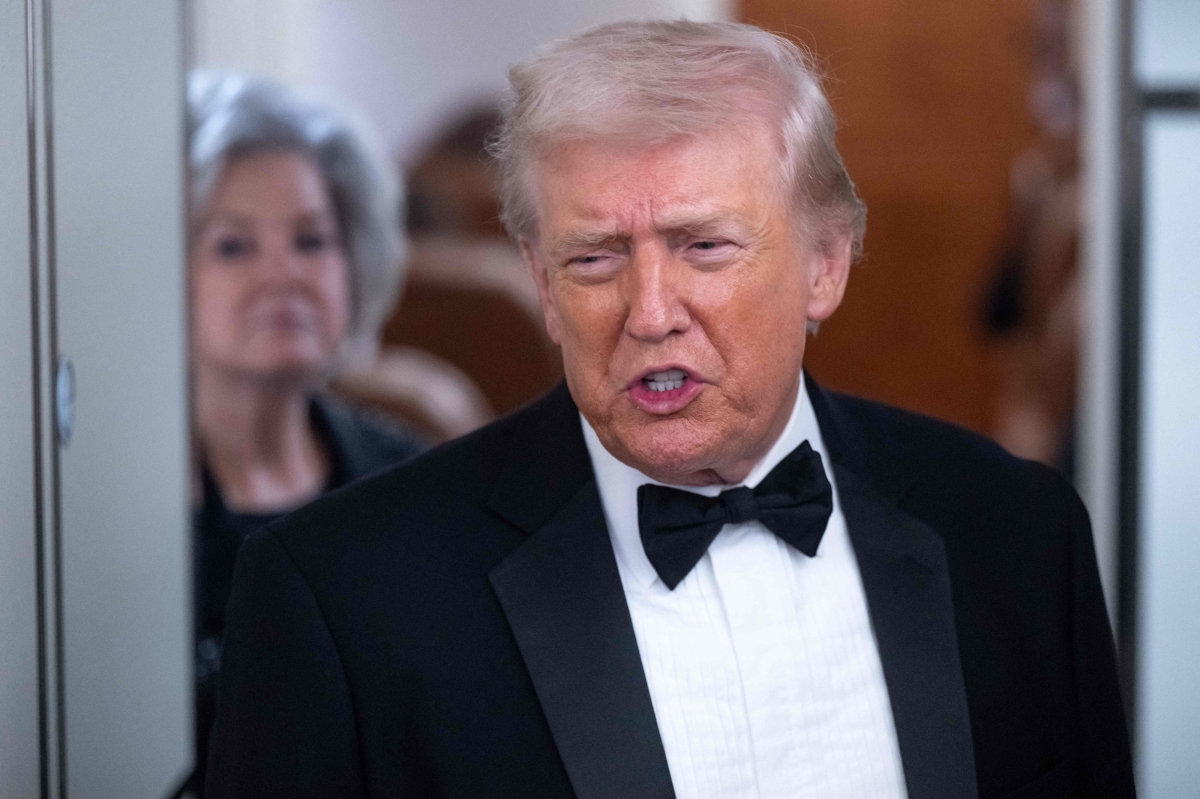 도널드 트럼프 미국 대통령이 31일(현지시간) 워싱턴DC에서 플로리다주 웨스트팜비치로 이동하는 에어포스원 기내에서 기자들에게 그린란드 문제 등에 대해 말하고 있다. 2026.1.31 AFP 연합뉴스