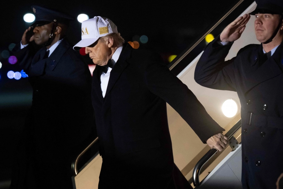 도널드 트럼프 미국 대통령이 31일(현지시간) 플로리다주 웨스트팜비치 국제공항에 도착해 전용기인 에어포스원에서 내리고 있다. 2026.1.31 AFP 연합뉴스