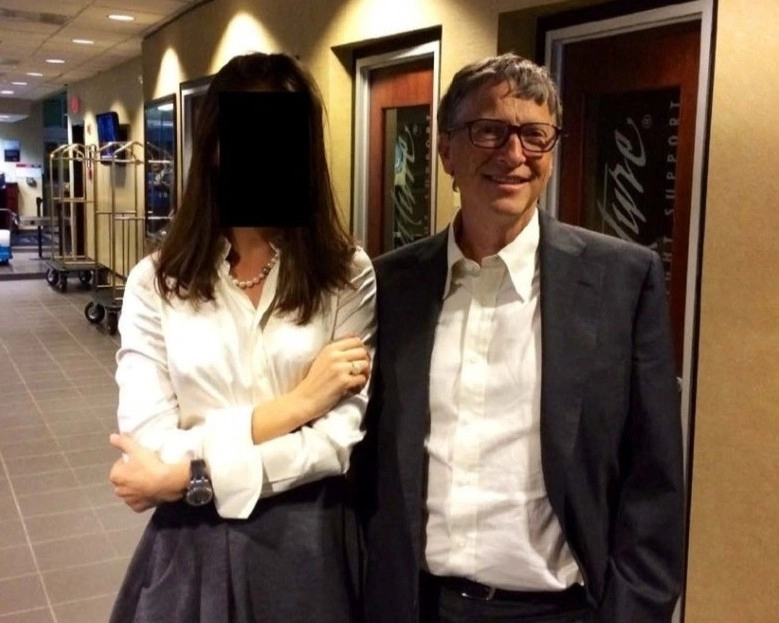 2025년 12월 18일(현지시간) 미국 하원 감독위원회 민주당 의원들이 공개한 제프리 엡스틴의 사진 중 빌 게이츠 마이크로소프트 창업자가 한 여성과 함께 찍은 사진. AFP 연합뉴스