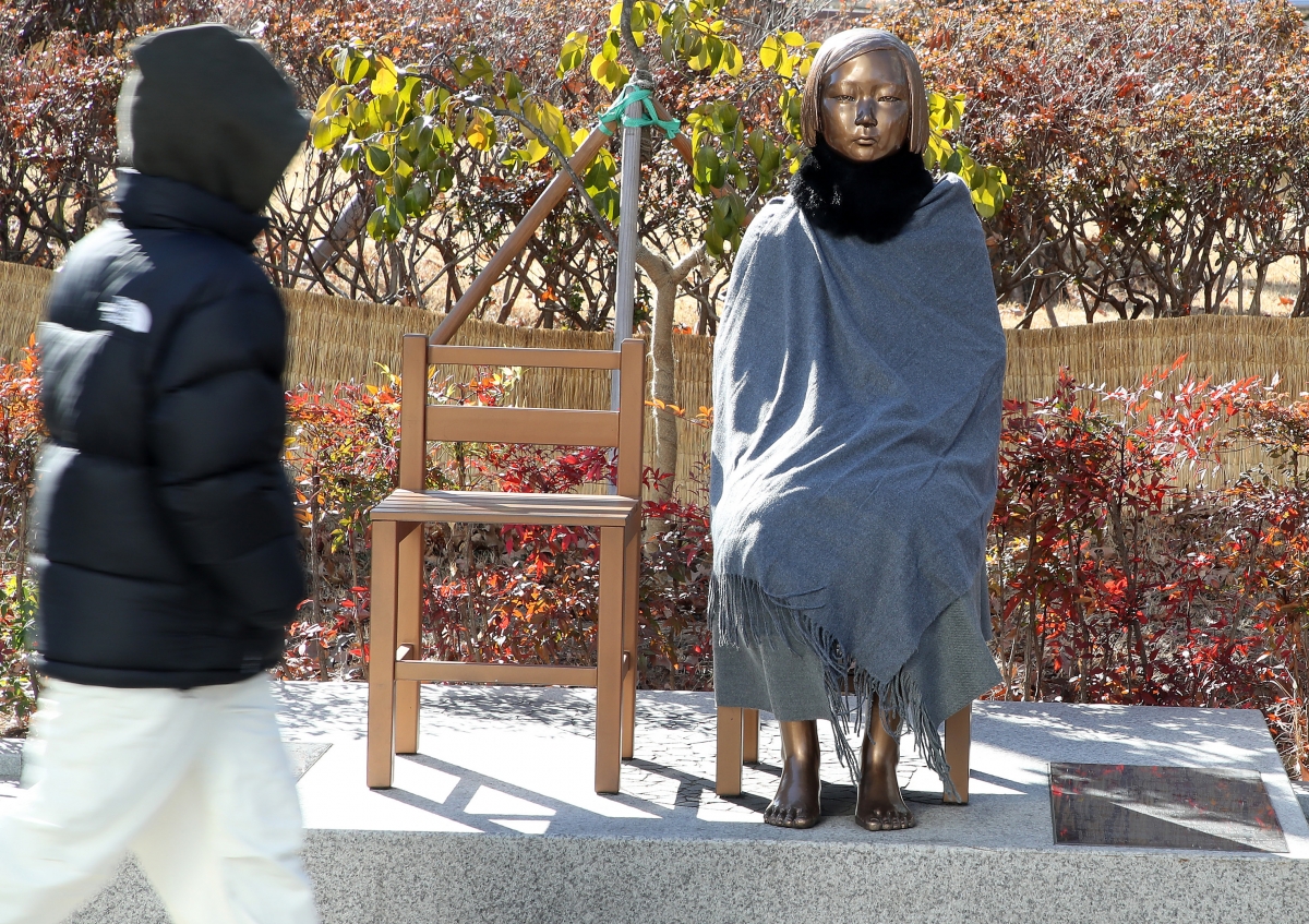 지난달 대구 중구 2.28기념중앙공원 앞 평화의 소녀상에 누군가 망토와 목도리가 둘러놓은 모습. 뉴스1