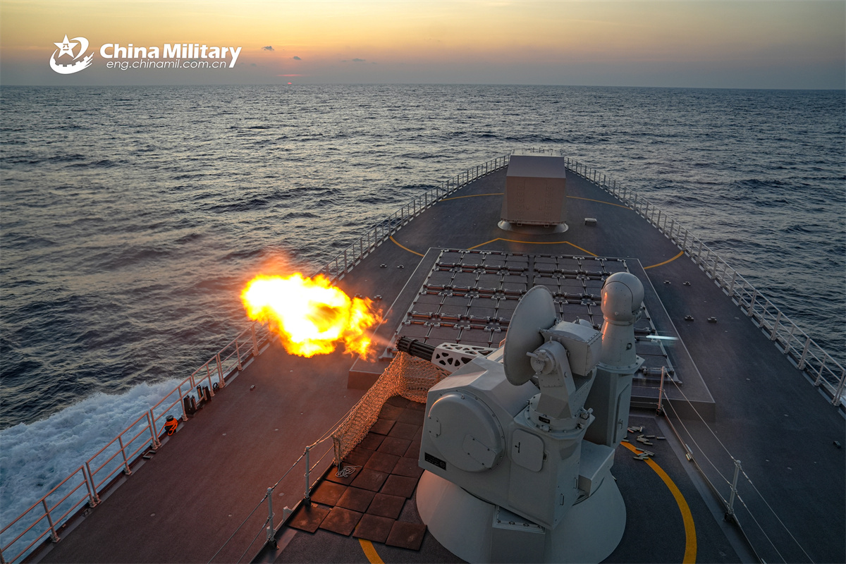 중국 인민해방군 남부전구 해군 소속 함대에 배속된 유도탄 구축함 다롄호가 근접방어무기체계(CIWS)를 발사하고 있다. 중국 국방부 홈페이지 캡처