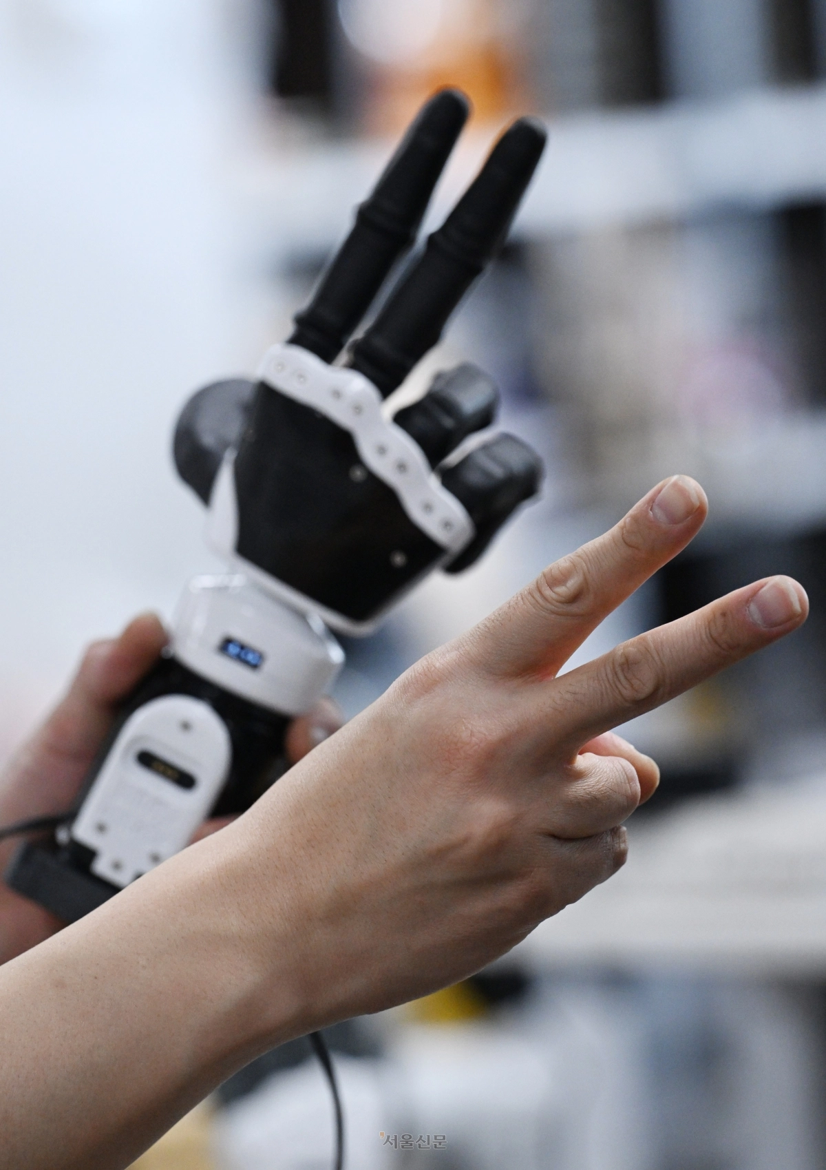 이상호 만드로 대표가 팔에 근전도 센서를 부착한 상황에서 손가락을 자유자재로 움직이는 모습을 마크7이 곧바로 모방해 움직이고 있다. 도준석 전문기자