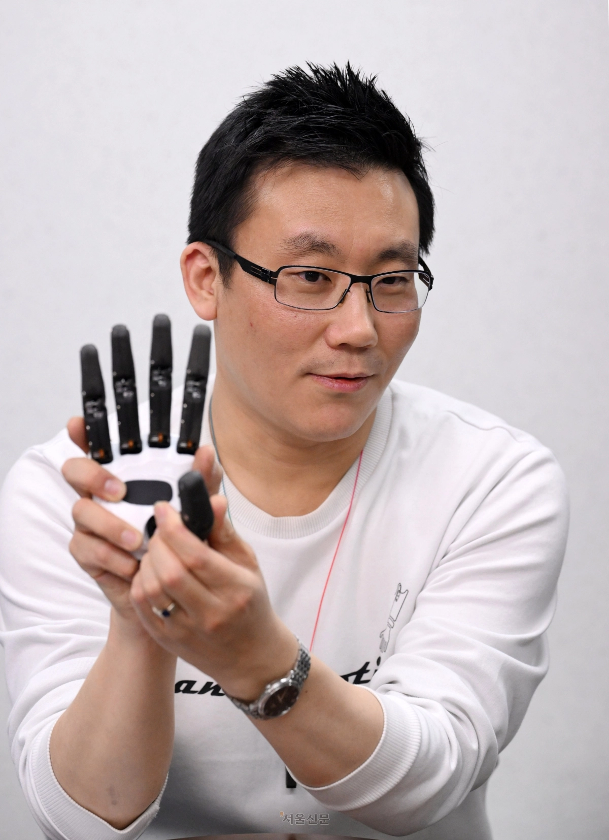 이상호 만드로 대표가 지난달 22일 마크7을 들고 제작 과정에 대해 설명하고 있다.  도준석 전문기자