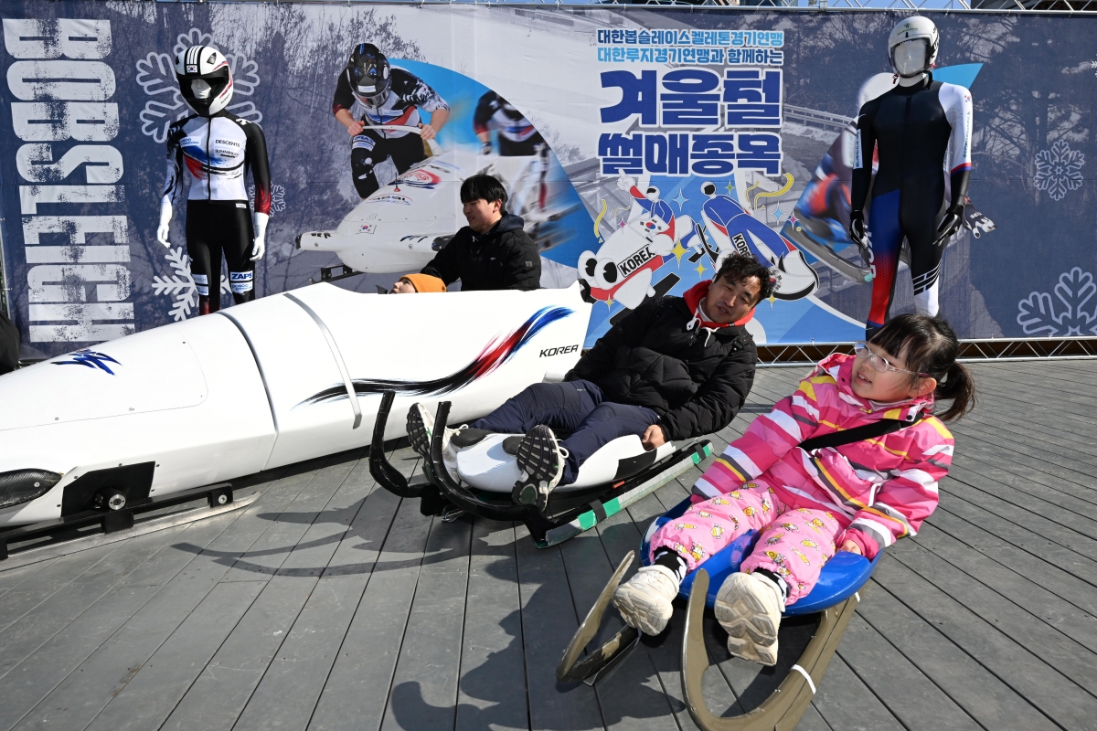 시민들이 2026 밀라노 동계올림픽을 닷새 앞둔 1일 서울광장을 찾아 동계올림픽 썰매 종목 홍보 전시 부스에서 썰매종목을 체험하고 있다.