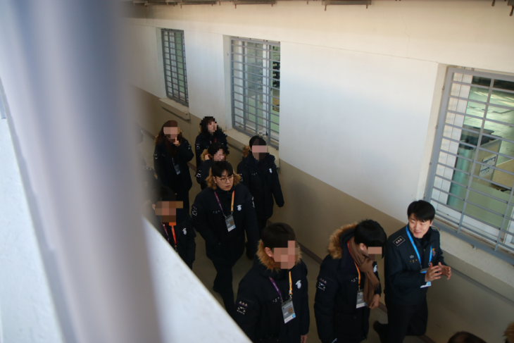 지난달 29일 경기 화성직업훈련교도소에서 교도관 체험을 하고 있는 본지 기자가 취재진들과 직업훈련동 복도를 걸어가고 있는 모습.법무부 제공