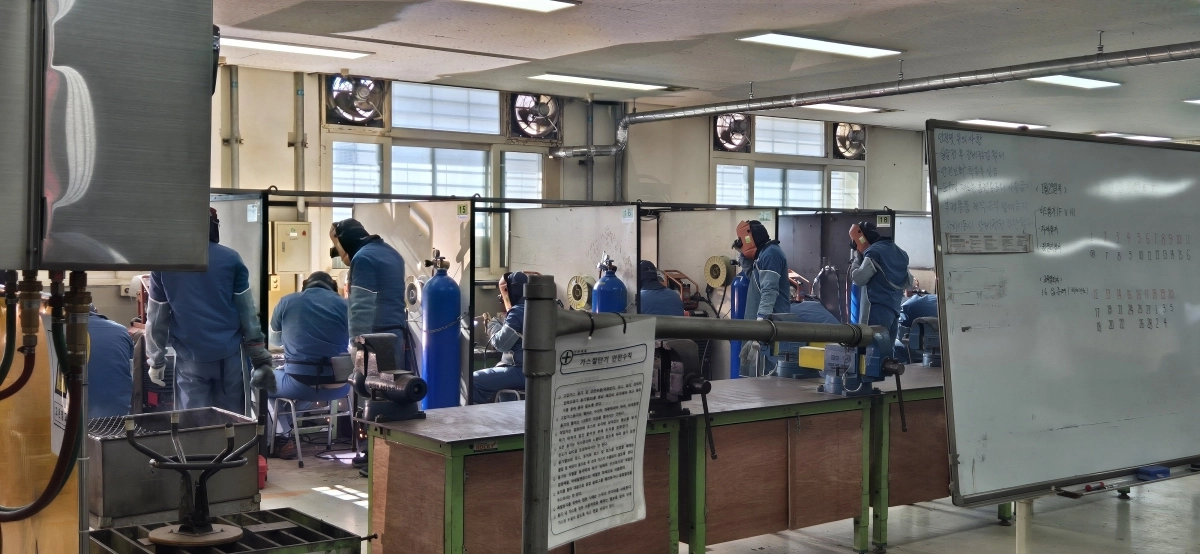 경기 화성직업훈련교도소에서 남성 수용자들이 지난달 29일 용접 교육을 받고 있는 모습. 법무부 제공