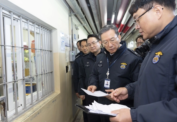 정성호(오른쪽 두번째) 법무부 장관이 지난 1월 29일 화성직업훈련교도소를 찾아 수용동 내부를 살펴보고 있다. 법무부 제공