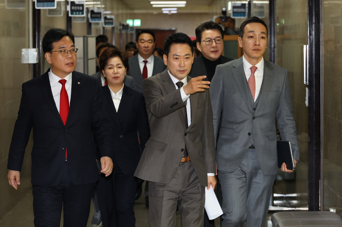 장동혁 국민의힘 대표가 박근혜 전 대통령을 불러 단식의 출구로 삼은 것 자체가 윤석열 탄핵의 강을 넘어 박근혜 탄핵의 강으로까지 도로 건너갔다는 의미다. 사진은 지난달 29일 한동훈 전 대표의 제명 의결을 위해 최고위원회의에 참석하는 장 대표(왼쪽 세 번째),  연합뉴스