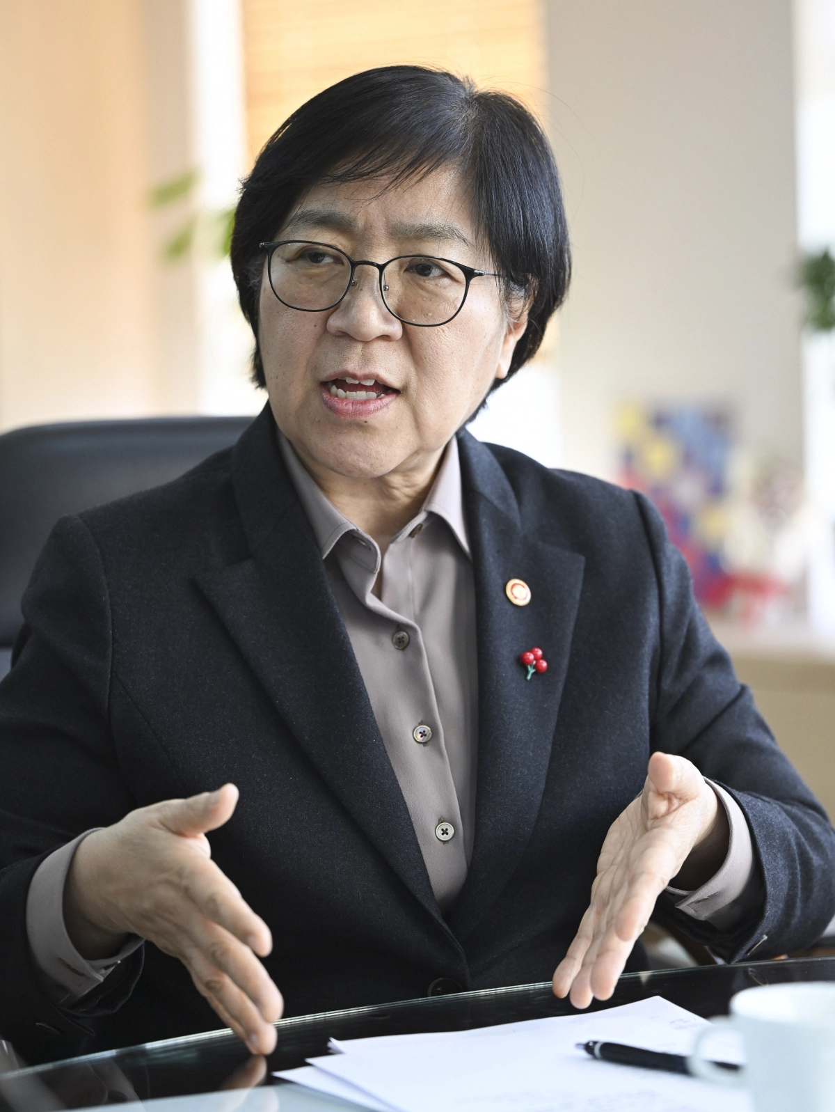 정은경 보건복지부 장관이 1일 정부세종청사 복지부 장관 집무실에서 서울신문과 인터뷰하고 있다. 정 장관은 의과대학 정원 결정과 관련, “의료계 반대 때문에 결정을 미루거나 정책 목표가 바뀌는 일은 없을 것”이라고 밝혔다.  세종 이지훈 기자