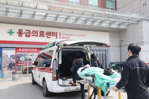 광주 동구 전남대병원에서 응급 환자가 응급실로 이송되는 모습. 광주 뉴스1