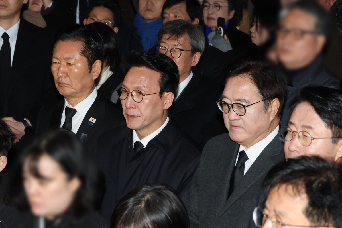 김민석 국무총리와 정청래 더불어민주당 대표 등 참석자들이 지난달 31일 서울 종로구 서울대병원 장례식장에서 이해찬 전 국무총리의 발인식을 지켜보고 있다. 왼쪽부터 정 대표, 김 총리, 우원식 국회의장, 조정식 대통령 정무특보. 연합뉴스