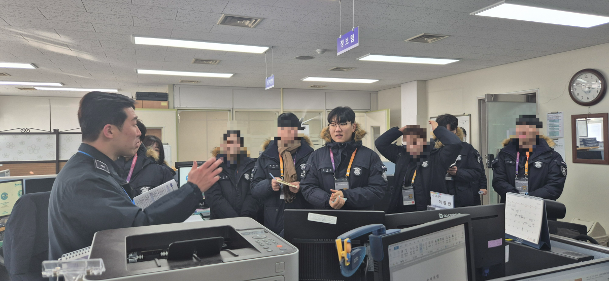 지난달 29일 경기 화성직업훈련교도소에서 본지 기자(가운데)가 교도관 동계복을 입고 일일교도관 체험을 하고 있는 모습. 법무부 제공