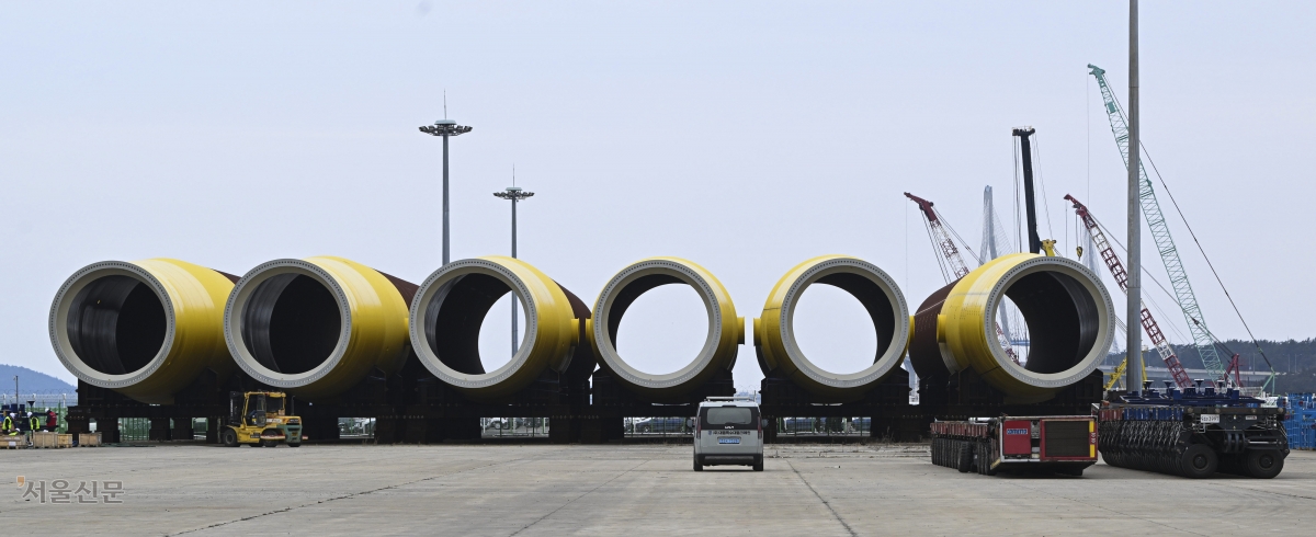 전남 목포신항 부두에 지난달 26일 풍력발전기에서 가장 큰 구조물인 모노파일이 놓여 있다. 모노파일은 풍력발전기 가장 아래쪽에 설치되며 해저 면에 박혀 구조물을 지지하는 역할을 한다.  목포 이지훈 기자